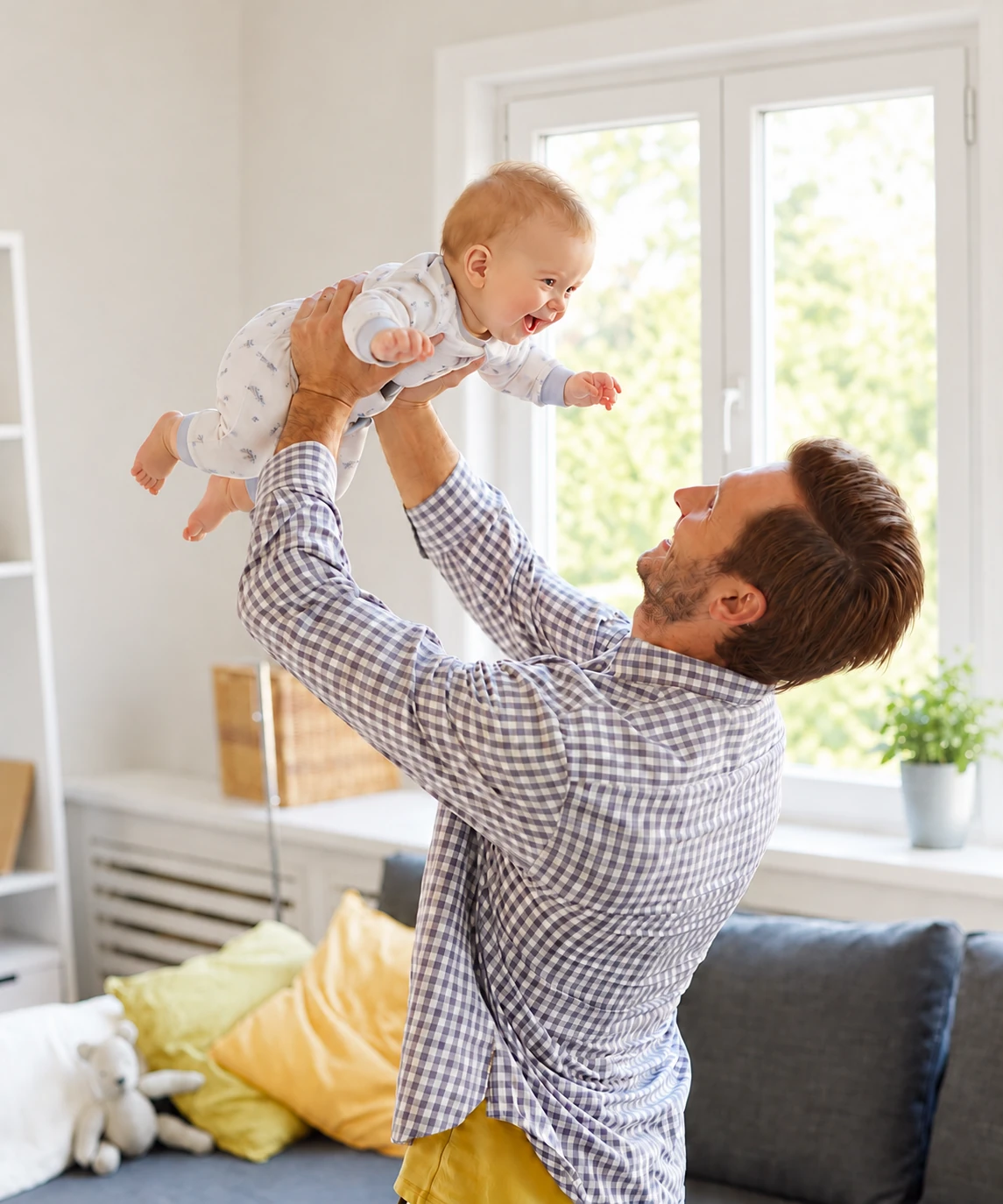 Un père partage un moment complice avec son bébé dans leur maison